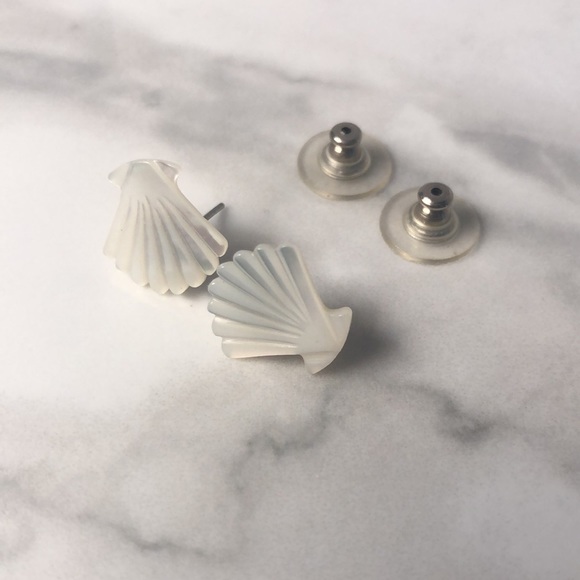 mother of pearl carved shell studs - Picture 4 of 4